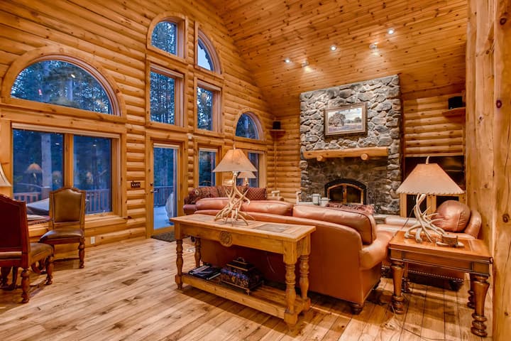 Pine Crest Lodge: Custom Log Home, Private Hot Tub, Bocce, Fire Pit - Breckenridge, CO