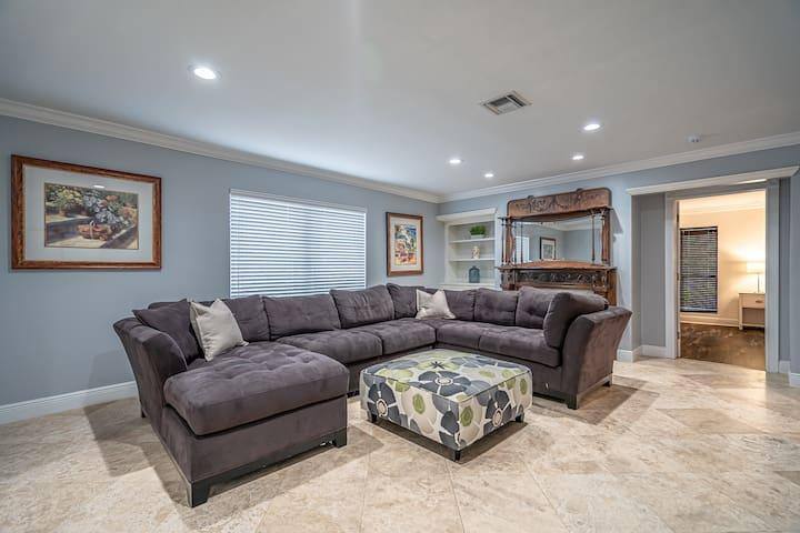 Casa Serena 5/3 for 8-Heated Pool-Jacuzzi- Beach gallery image 4