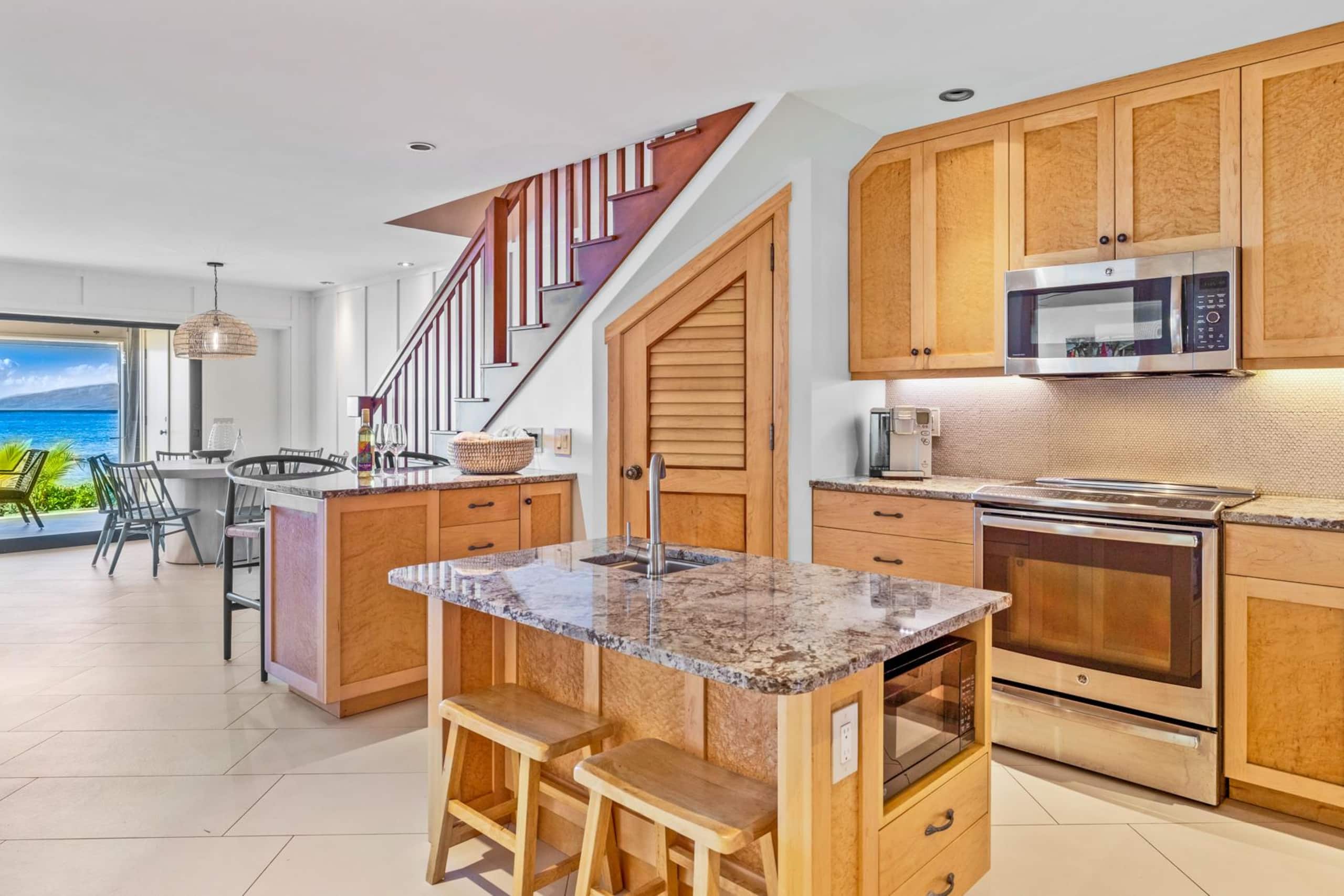 Condo in Lahaina · ★4.93 · 4 bedrooms · 5 beds · 3 baths - Image 2