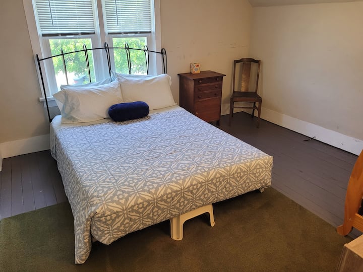 СПАЛНА СОБА бр. 1 (ВТОР КАТ): има брачен кревет (широк 150-179 см), бебешко креветче и плакар.