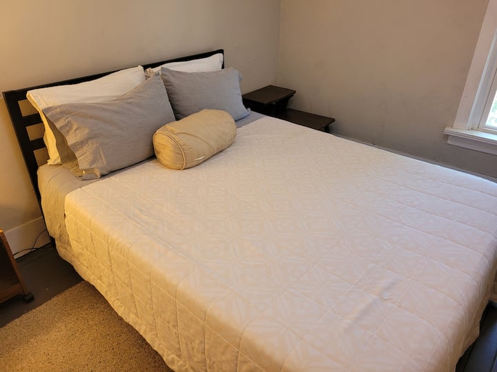 СПАЛНА СОБА бр. 2 (ВТОР КАТ): има брачен кревет (широк 150-179 см), ноќни шкафчиња, поглед кон езеро и плакар.