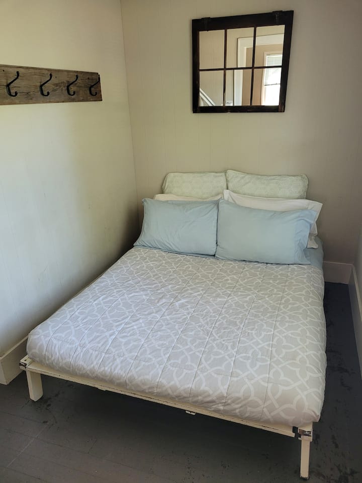 ФОАЈЕ (ГЛАВЕН КАТ): во близина на влезната врата има простор во фоајето со кревет во целосна големина за дополнителен капацитет за спиење.