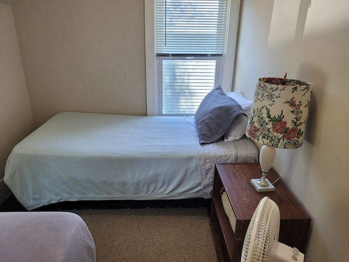 СПАЛНА СОБА бр. 3 (ВТОР КАТ): има 2 двокреветни кревета, ноќно шкафче, ламба и плакар.