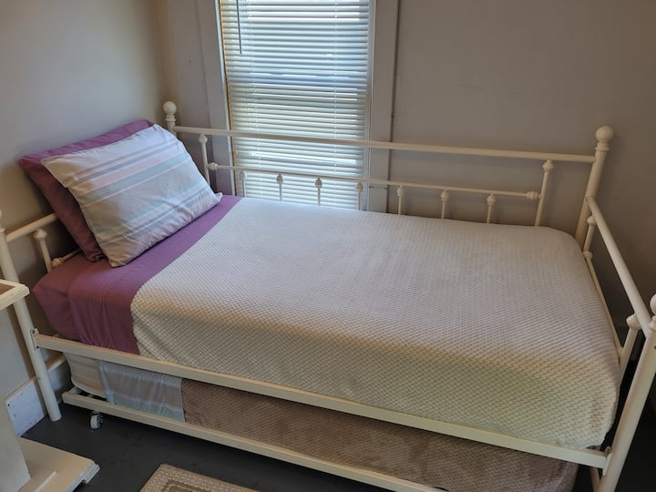 СПАЛНА СОБА бр. 4 (ВТОР КАТ): има кревет на спуштање (двоен кревет со втор брачен кревет (широк 150-179 см) кој се тркала под него кога не се користи), поглед кон езеро, ноќно шкафче и плакар.