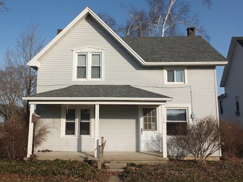 Centennial House - Great Location with Lakeview!
