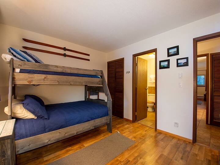 在迷人的木制滑雪板下，您可以在乡村风格的双层床上安然入睡，舒适的航海主题和独立卫生间仅几步之遥。