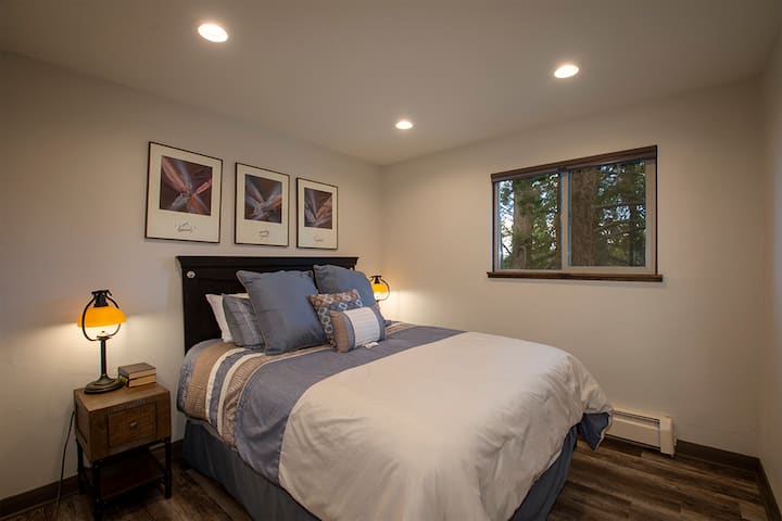 Relájate en este acogedor dormitorio donde las sábanas suaves y la iluminación suave crean tu refugio perfecto después de explorar.