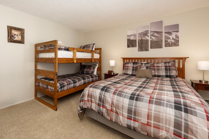 您的舒适卧室配备舒适的标准双人床和坚固的双层床，非常适合寻求山间小屋魅力的家庭或团体入住。