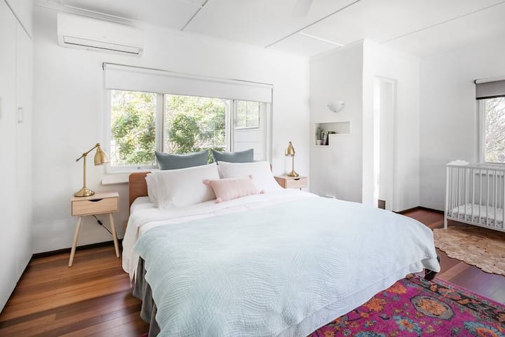 Priestor tvoria praktické vybavenie a krásna výzdoba.