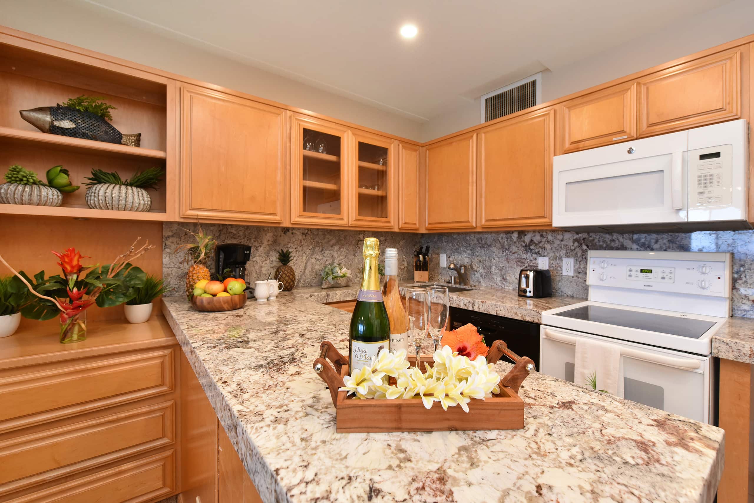Condo in Lahaina · ★4.58 · 1 bedroom · 2 beds · 1 private bath - Image 3