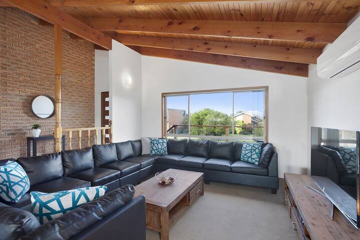 Holyhead On Whites Beach 11 gallery image 3