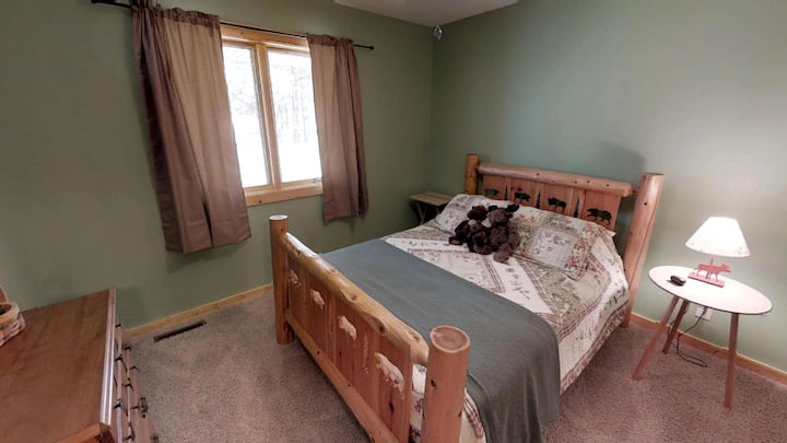 Odpočívajte pokojne vo svojej útulnej spálni s rustikálnym nábytkom z dreva a mäkkým prirodzeným svetlom prúdiacim cez okno.