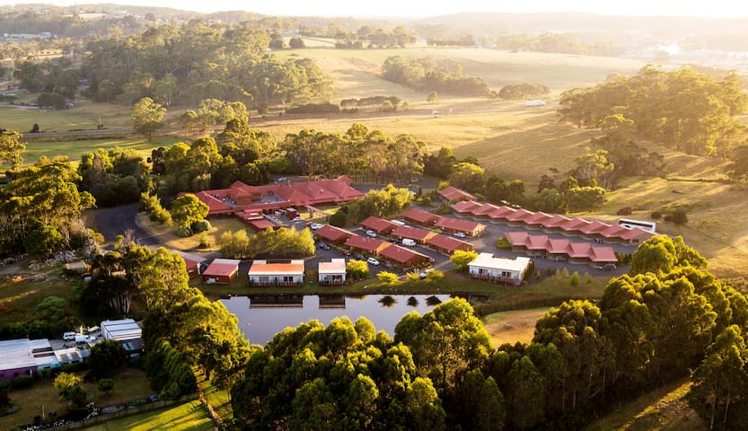 2 Bedroom Lakeside Apartment