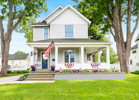 Beautifully Renovated Home, Blocks from Restaurant