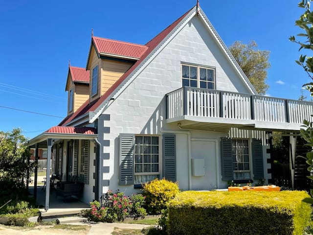 3 Bedroom Attic Spa Cottage – Adjacent the Beach