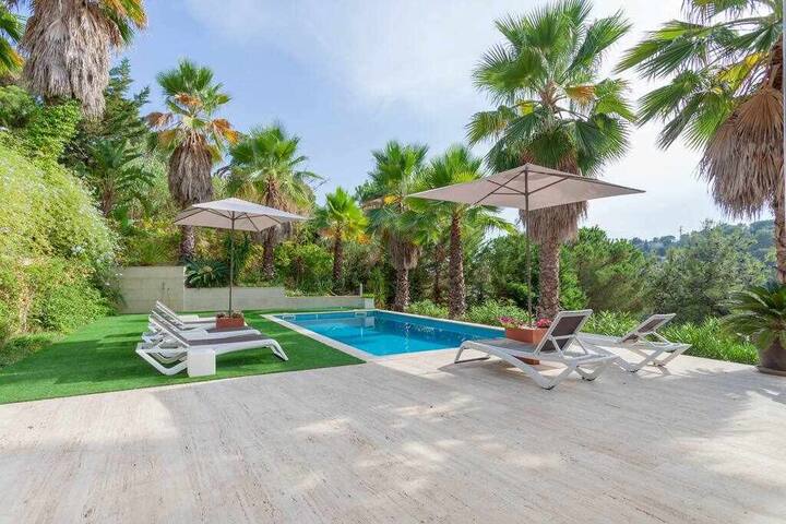 Luxury villa in Tossa de Mar with private beach gallery image 2