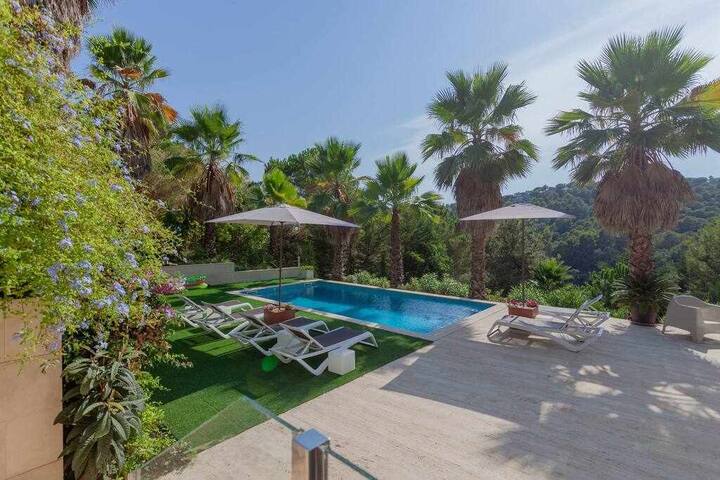 Luxury villa in Tossa de Mar with private beach gallery image 5