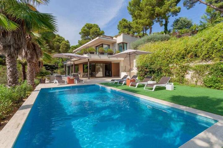 Luxury villa in Tossa de Mar with private beach gallery image 3