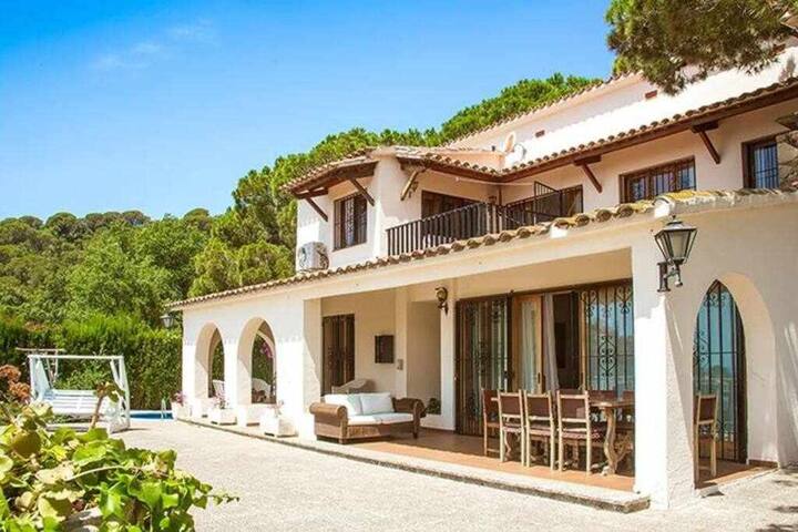 Mediterranean style Villa with excellent sea views gallery image 3