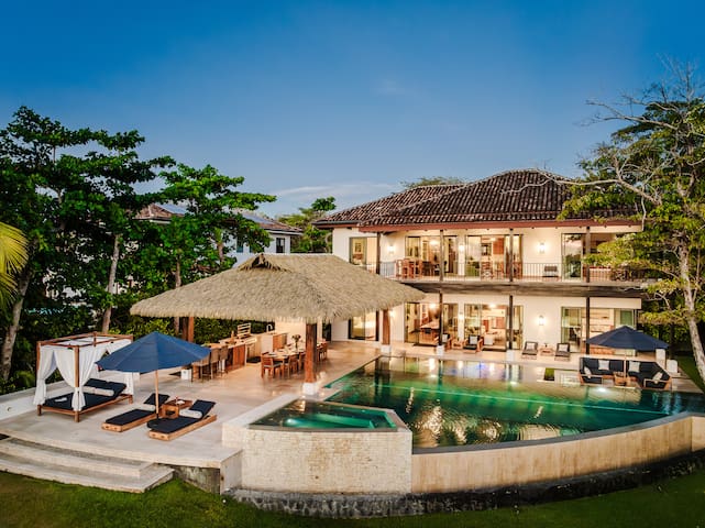 Beachfront, Private Pool, Jacuzzi & Beach Access