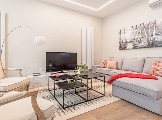 Stylish 3-Bedroom Apartment in Trendy Chueca gallery image 2