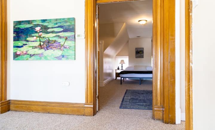 Тази голяма спалня е на 3 - ти етаж, срещу стълбите, с уютна зона за спане плюс диван и смарт телевизор.