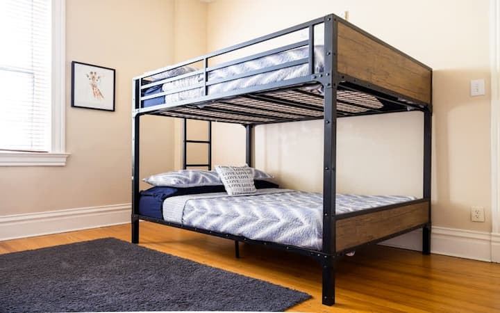 Перфектна стая за гости от всякаква възраст с високи тавани, което позволява достатъчно място над горното легло.