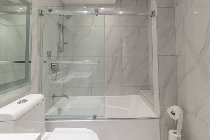 Luxuriate Mile End Condo in Montreal gallery image 5