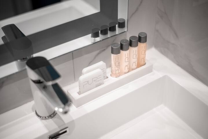 Luxuriate Mile End Condo in Montreal gallery image 2