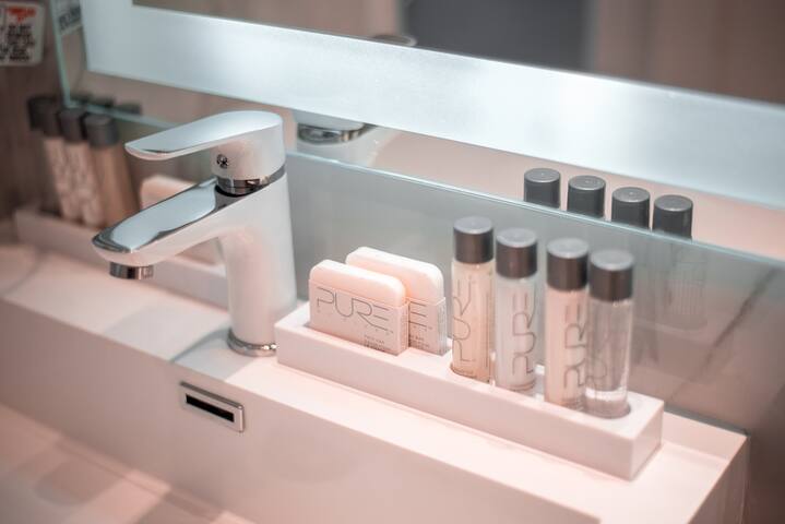 Luxuriate Mile End Condo in Montreal gallery image 3