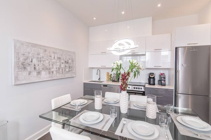 Luxurious Mile End & Stylish Condo 203 gallery image 2