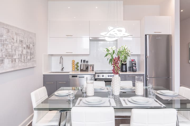 Luxurious Mile End & Stylish Condo 203