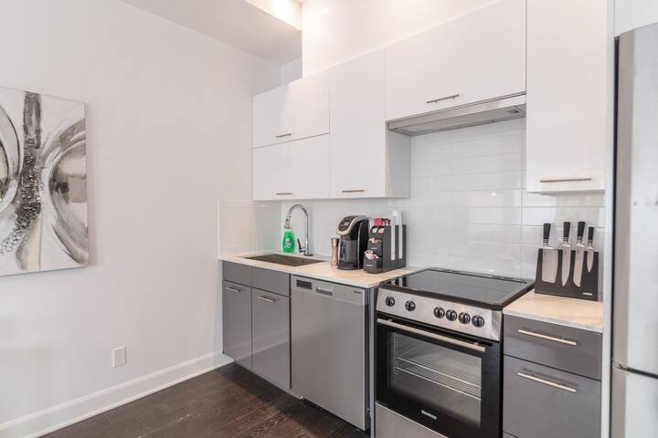 Luxurious Mile End & Stylish Condo 203 gallery image 5