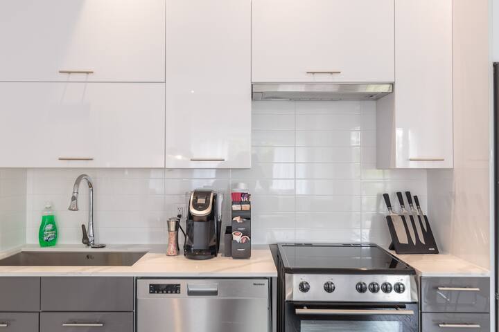 Luxurious Mile End & Stylish Condo 203 gallery image 4