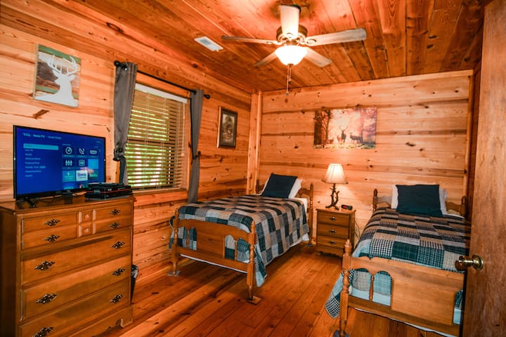 Ocoee River Area 2br/1ba cabin rental with hot tub