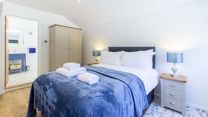 Dormitorio 1 con baño privado, South Winds, Bolthole Retreats