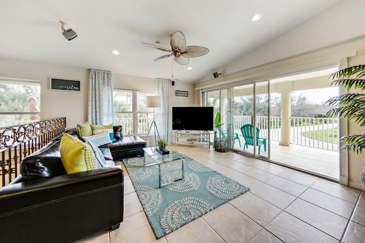 Rodinná izba s posuvníkmi na obtiahnutie okolo balkóna