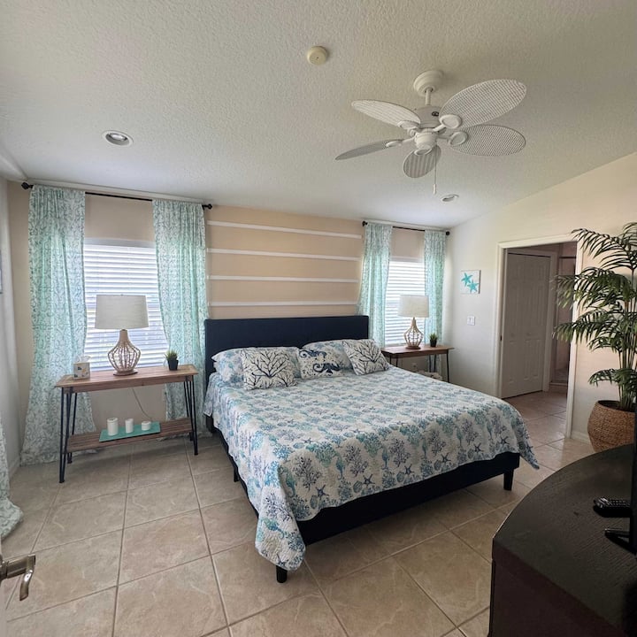 Hlavná spálňa s manželskou posteľou King na druhom poschodí