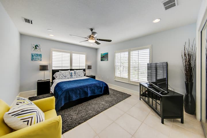 spálňa pre hostí na hlavnom poschodí s manželskou posteľou