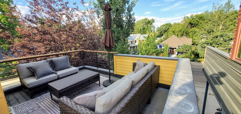 Contemporary Downtown Townhome gallery image 2