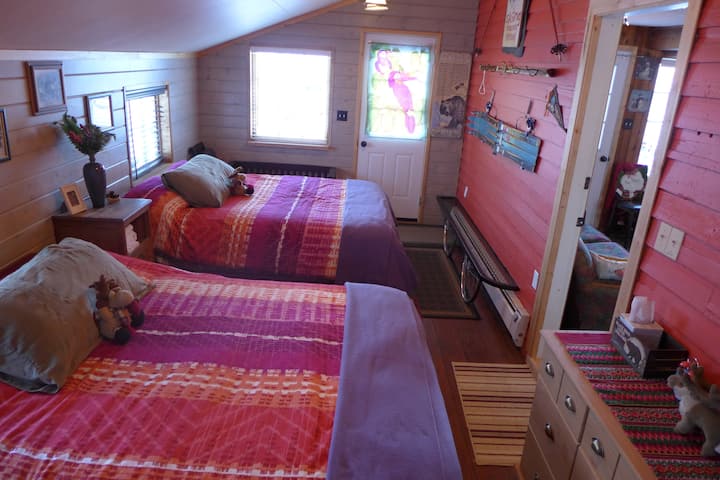 侧房内有两张标准双人床，带套房。