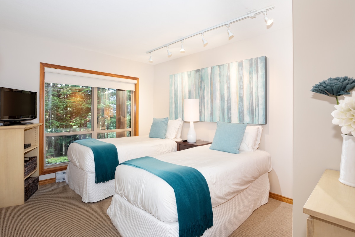 – 2. spavaća soba: veliki bračni krevet (širine 180 – 200 cm) koji se može razdvojiti u dva zasebna kreveta za fleksibilnost i udobnost  
– Svjetlost koja prodire kroz prozor i nježni detalji u uređenju stvaraju ugođaj svježine i topline.  
– fleksibilan raspored koji podržava dva zasebna kreveta i veliki bračni krevet za obitelji ili grupe  
