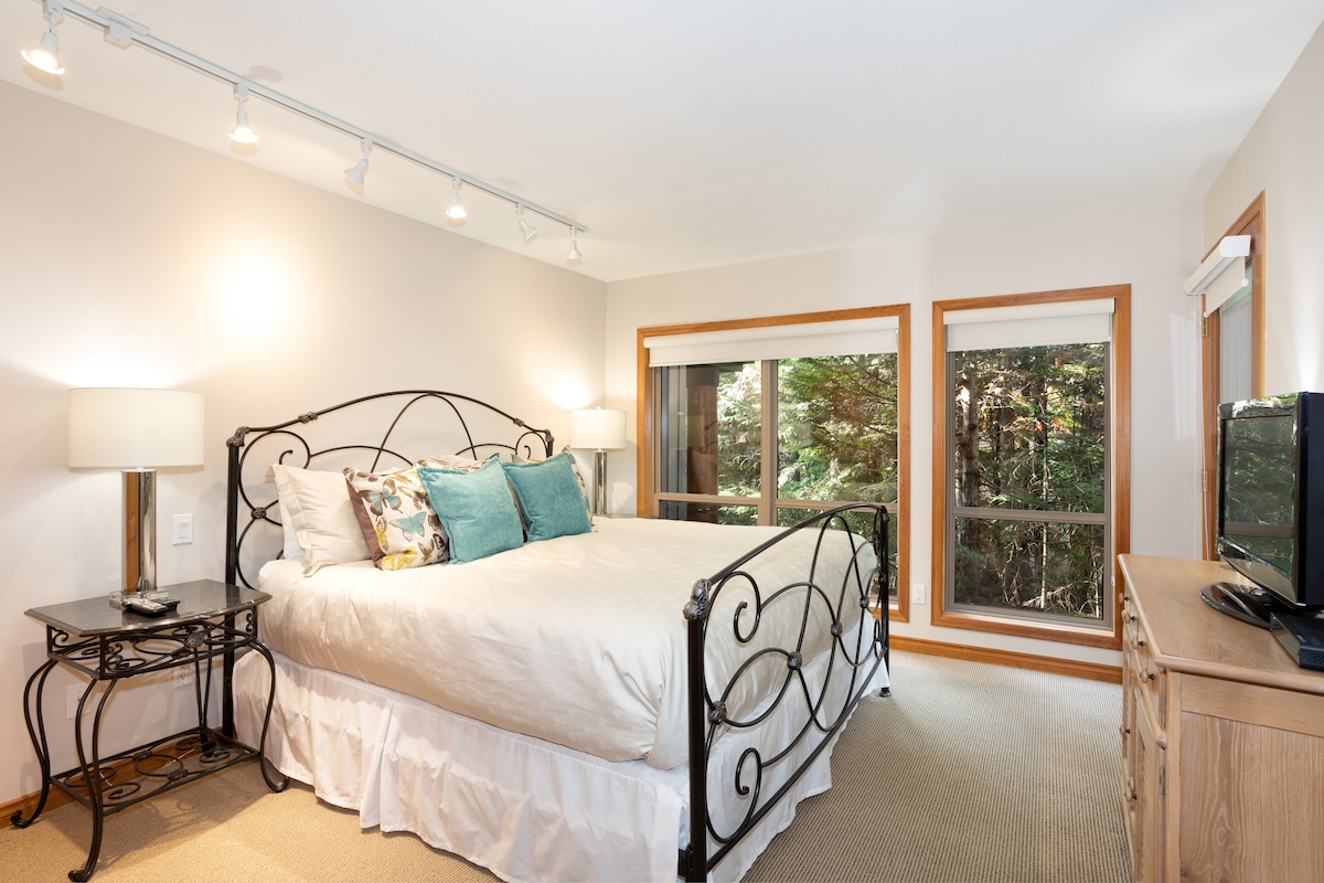 – 1. spavaća soba: veliki bračni krevet (širine 180 – 200 cm), svijetli prozori i topla boja interijera koji stvaraju ugođaj smirenosti  
– Meka posteljina i pogled na prirodu čine ovu prostoriju mirnom i privlačnom za goste.  
– Prostran raspored omogućuje miran san i opuštanje tijekom boravka.