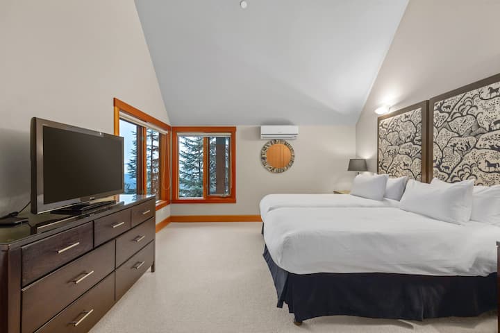 – Tyylikäs makuuhuone, jossa on rohkea sängynpääty ja pehmeät neutraalit sävyt  
– Suuret ikkunat kutsuvat metsän valon ja raikkaan alppien ilman  
– Suunniteltu rentoutumiseen seikkailupitoisten vuoristopäivien jälkeen  