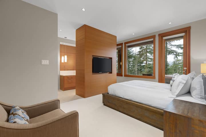 – lämmin makuuhuone, jossa on sisäänrakennettu televisio ja ikkunat metsänäkymällä  
- Luonnolliset puusävyt sulautuvat kauniisti pehmeän neutraalin sisustuksen kanssa  
- Viihtyisä retriitti, joka tarjoaa yksityisyyttä ja yhteyden luontoon  