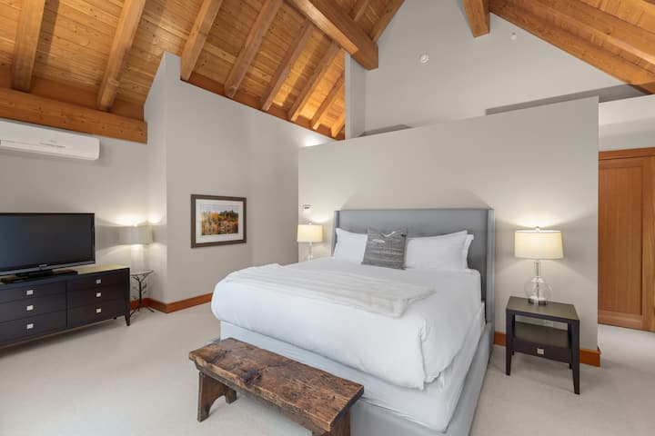 – Viihtyisä makuuhuone, jossa on holvikat puukatot ja pehmeä valaistus  
– Pehmeät vuodevaatteet ja vuoristomaisemat luovat rauhallisen tunnelman  
- Täydellinen sekoitus mukavuutta ja lämpöä rauhallisiin öihin  