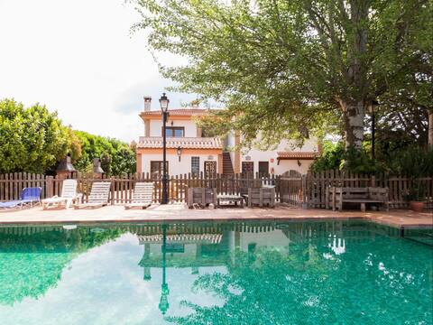 Accommodation with pool and paddle tennis court