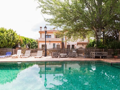 Accommodation with pool and paddle tennis court