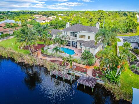 Pool Home on Saltwater Canal Accommodating 10
