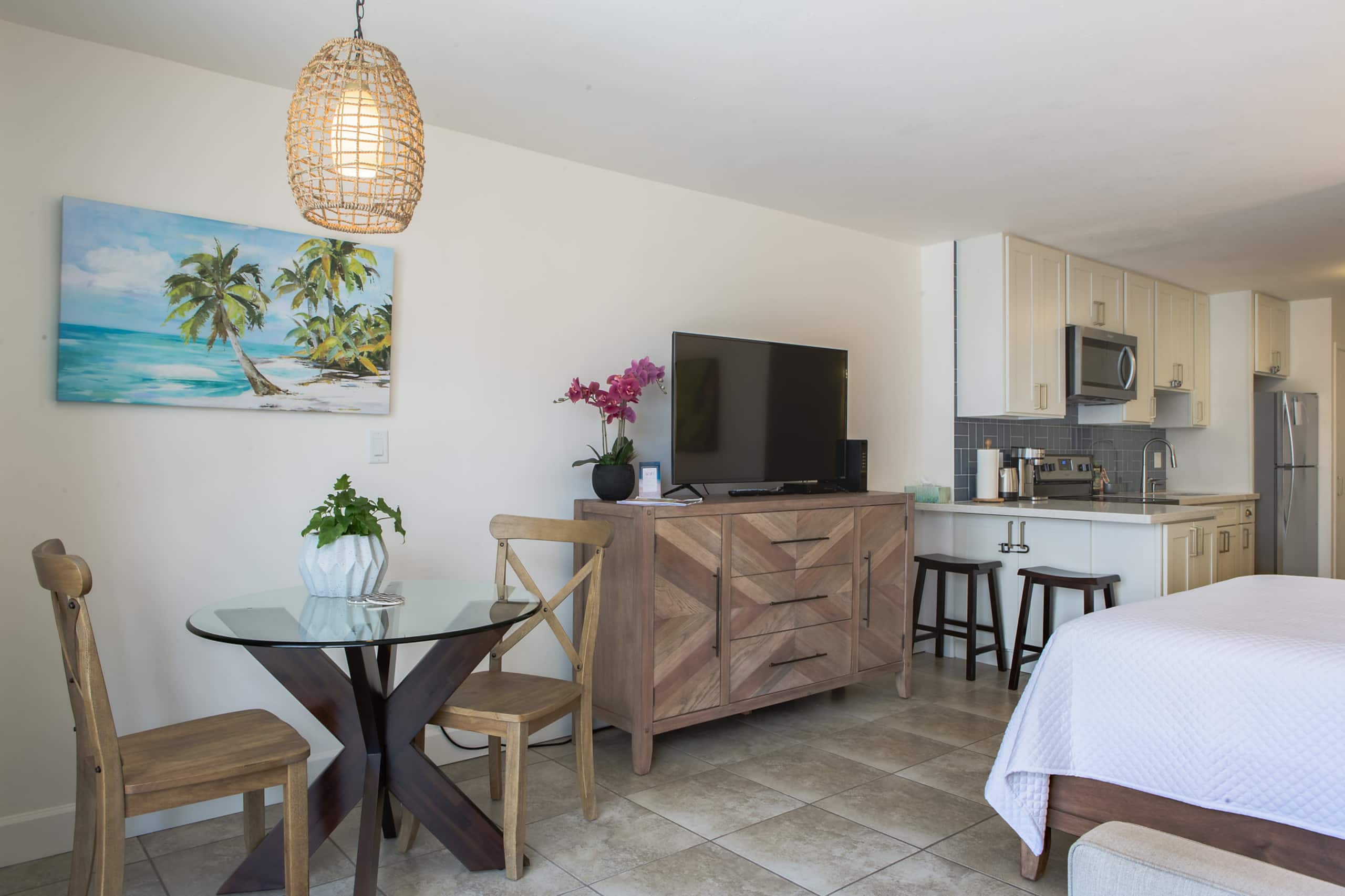 Condo in Honolulu · ★4.8 · Studio · 1 bed · 1 bath - Image 3